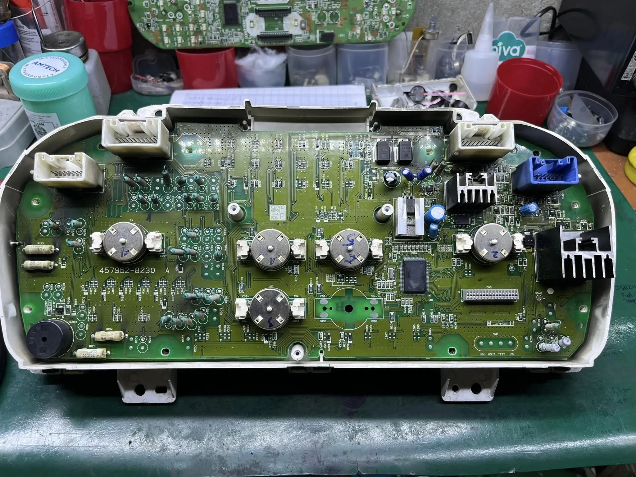 Kỹ thuật viên kiểm tra đồng hồ ô tô