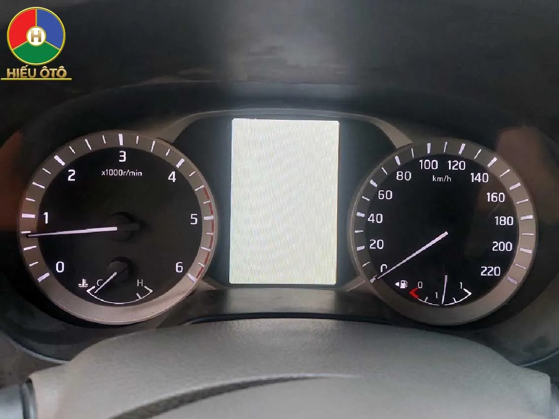 Chuyên gia kiểm tra lỗi trắng màn hình hiển thị trên đồng hồ taplo ô tô Ford Ecosport