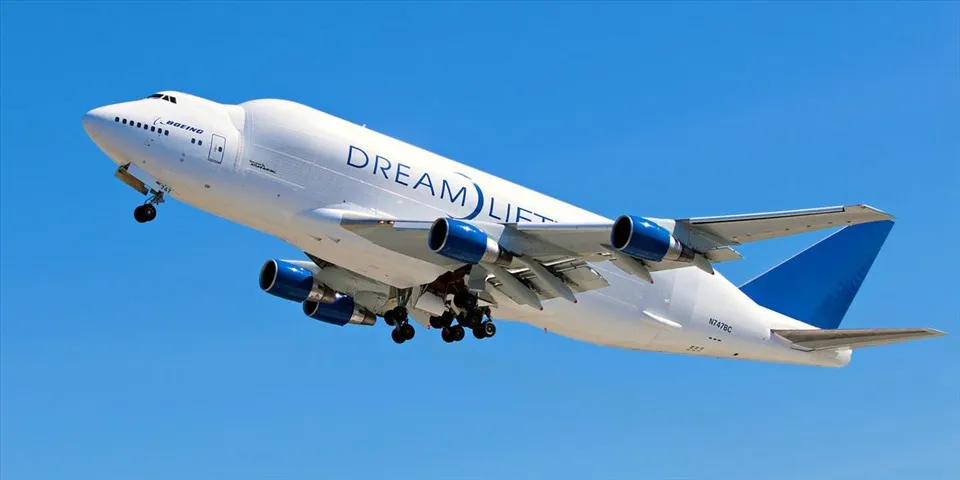 Máy bay Boeing 747 Dreamlifter với phần đuôi mở ra để nạp hàng, có thể tích khoang chứa lớn nhất thế giới