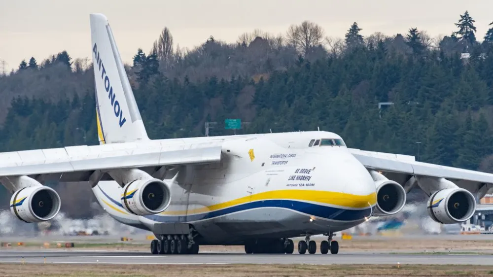 Máy bay vận tải Antonov An-124 Ruslan đang bay, có trọng tải 165 tấn và được sử dụng rộng rãi trong vận tải thương mại