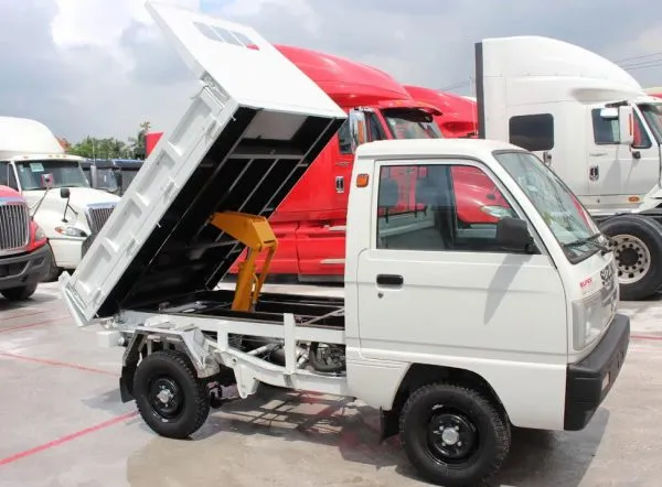 Xe ben Suzuki 500kg Carry Truck đang nâng thùng ben tại công trường