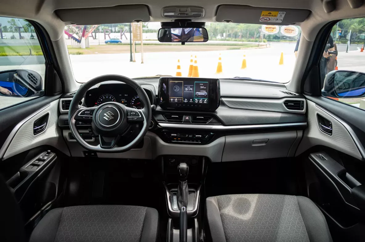 nội thất Suzuki Swift thể hiện triết lý thiết kế thực dụng và cổ điển.