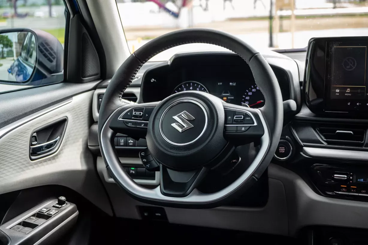 Vô-lăng xe Suzuki Swift.