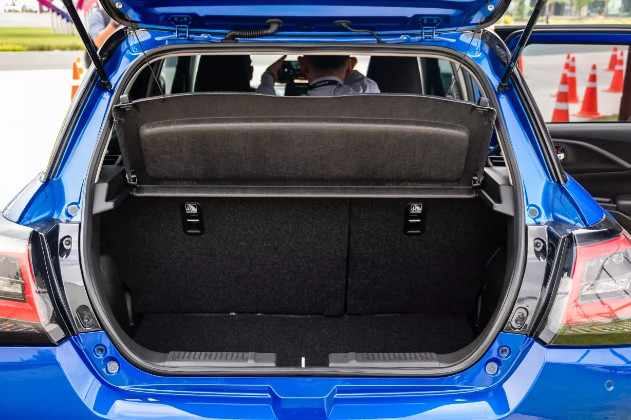 Cốp xe Suzuki Swift.