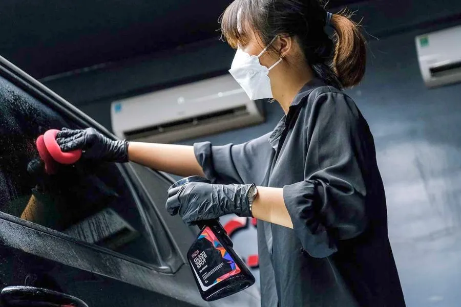 Hình ảnh minh họa tác dụng của nước rửa kính ô tô, giúp tầm nhìn lái xe rõ ràng hơn