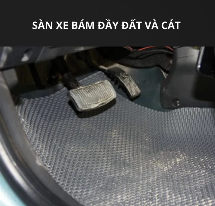 Sàn xe ô tô lâu không vệ sinh bám đầy đất cát