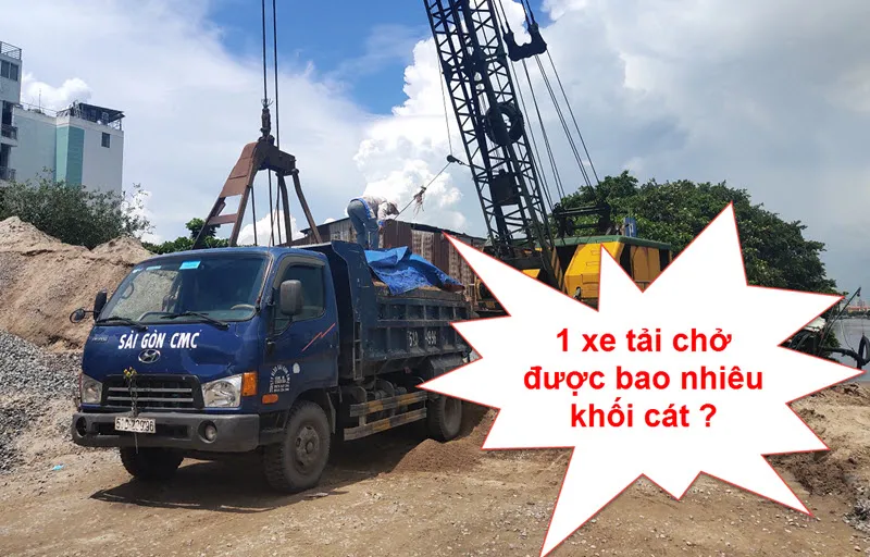 Xe tải 1 tấn chở cát trong hẻm nhỏ