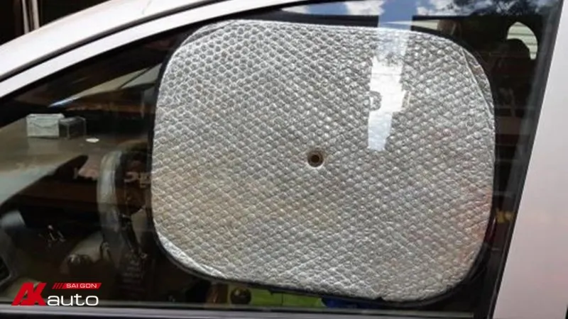 tấm chắn nắng gắn bên hông cửa ô tô