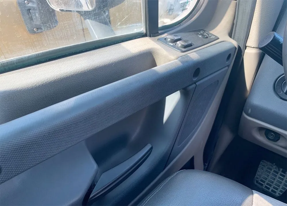 Tay nắm cửa thiết kế công thái học tích hợp các phím điều khiển tiện lợi