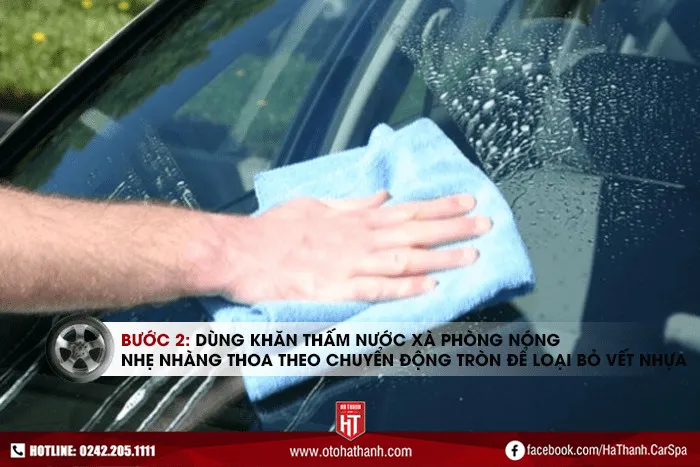 Kỹ thuật lau nhựa cây trên ô tô bằng khăn mềm theo chuyển động tròn