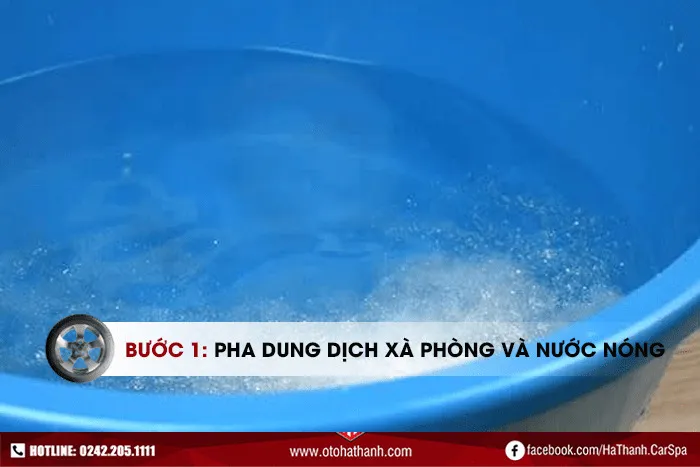Pha hỗn hợp xà phòng với nước nóng để làm mềm nhựa cây trên ô tô