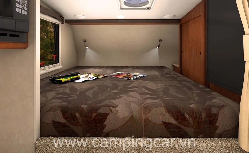 Nội thất Truck Camper hiện đại với khu vực giường ngủ và tủ đồ tiện lợi