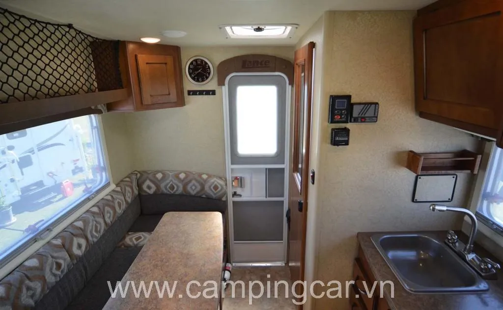 Hình ảnh nội thất Truck Camper với khu vực bàn ăn (dinette) có thể chuyển đổi thành giường phụ