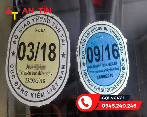 Alt text: Tem đăng kiểm xe ô tô dán trên kính chắn gió của xe, ghi rõ ngày hết hạn