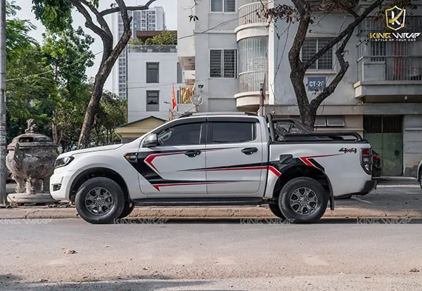 Tem xe bán tải Ford Ranger họa tiết vàng cam trên nền sơn đen, thiết kế thể thao mạnh mẽ