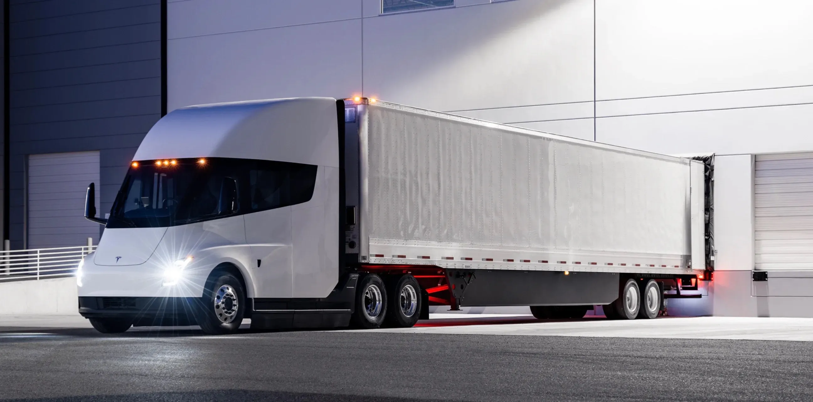 Xe bán tải của Tesla Semi đang được sạc tại một cơ sở của PepsiCo
