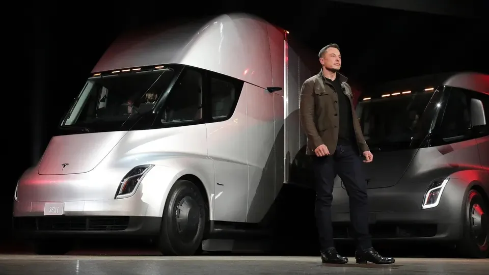 Hình ảnh xe tải Tesla Semi chạy trên đường cao tốc với thiết kế khí động học