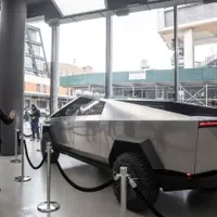 Xe Cybertruck của Tesla với thiết kế bằng thép không gỉ sáng bóng tại sự kiện ra mắt ở Austin, Texas.