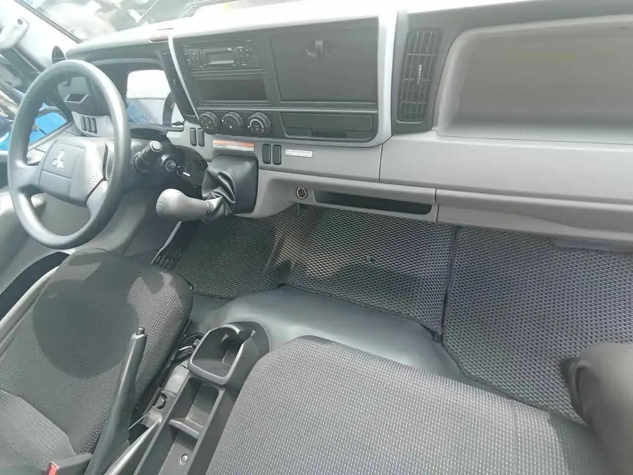 Khoang nội thất rộng rãi của xe ben Mitsubishi Fuso Canter TF8.5