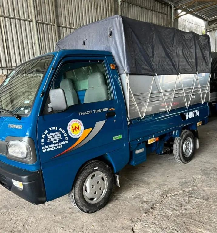 Kiểm tra tình trạng động cơ và ngoại thất của xe bán tải