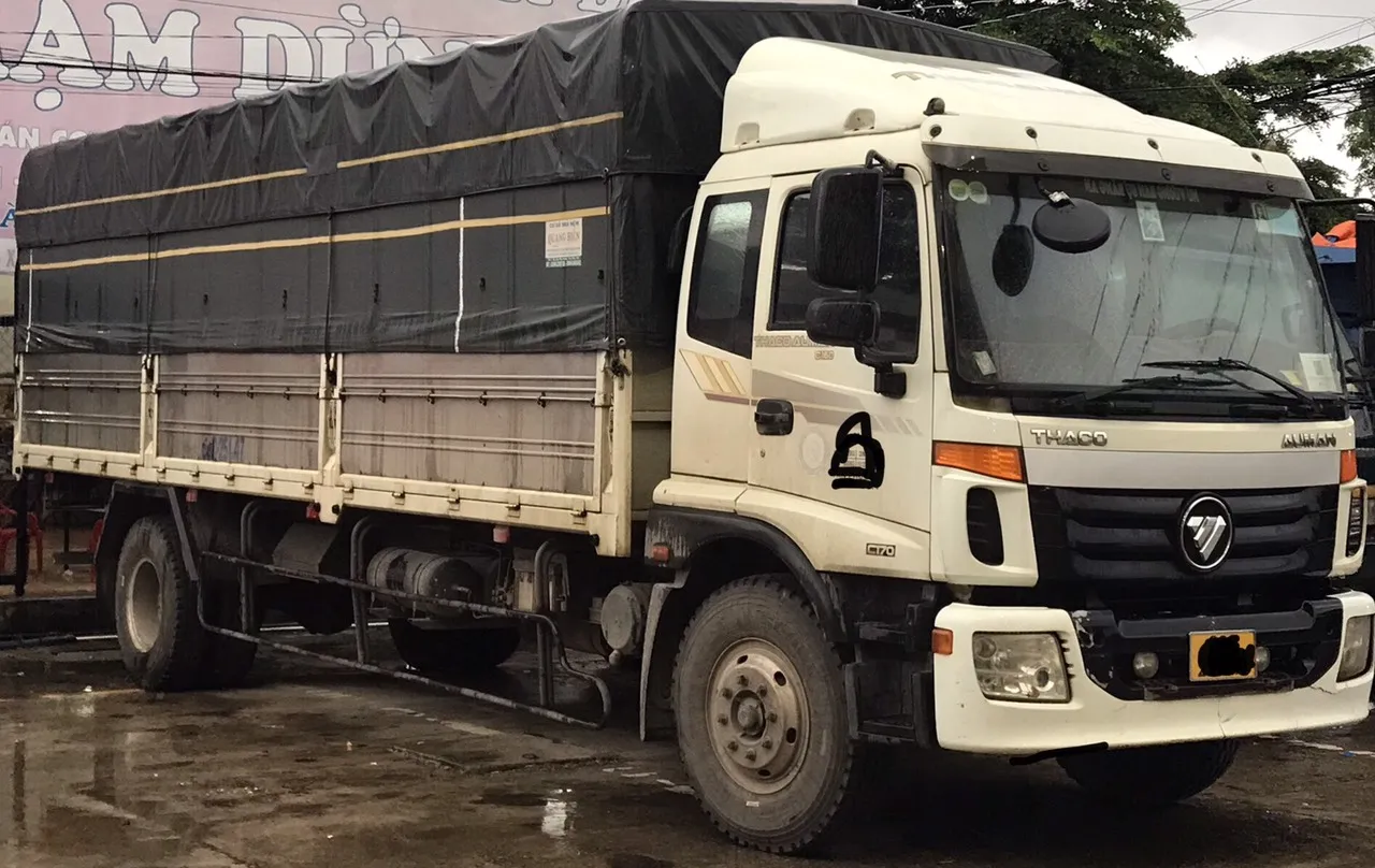 Xe tải Auman C160 đời 2015 với thiết kế cabin vuông vức đặc trưng thế hệ đầu