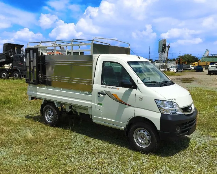 Thaco Towner 990 (xe tải nhỏ) đang hoạt động, nhấn mạnh vào khả năng vận chuyển nhẹ