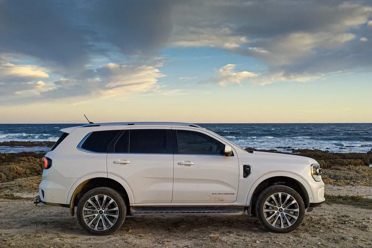 Thân xe được thiết kế với nhiều đường nét thẳng và góc cạnh tạo nên một diện mạo mạnh mẽ và cứng cáp.