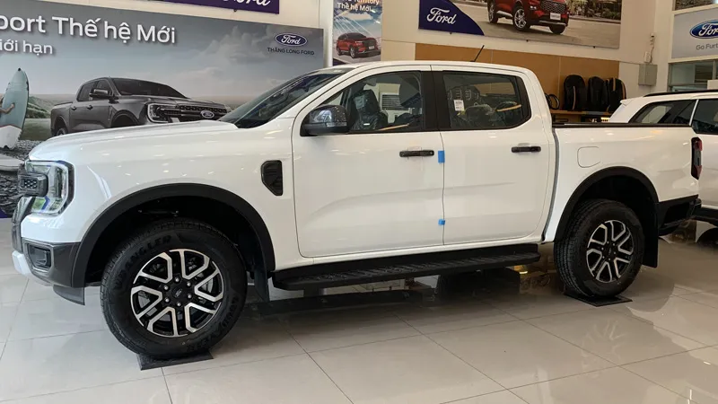 Thân xe bán tải Ford Ranger Sport màu trắng, minh họa cho dòng xe nên mua xe bán tải hay 4 chỗ