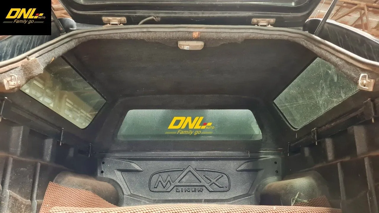 Khoang chứa đồ bên trong nắp thùng cao xe bán tải màu đen Colorado đã qua sử dụng, lót nỉ còn nguyên vẹn