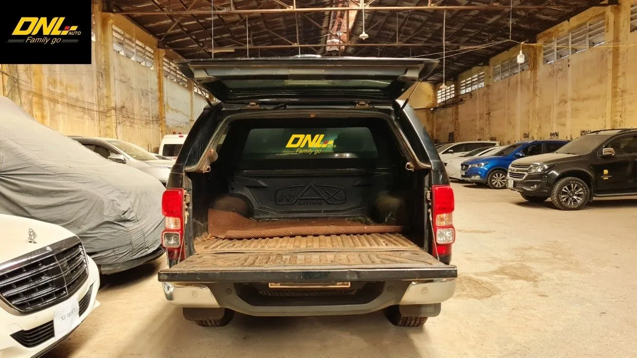 Chi tiết bộ ty nâng thủy lực của nắp thùng xe bán tải màu đen Colorado, đảm bảo hoạt động đóng mở nhẹ nhàng