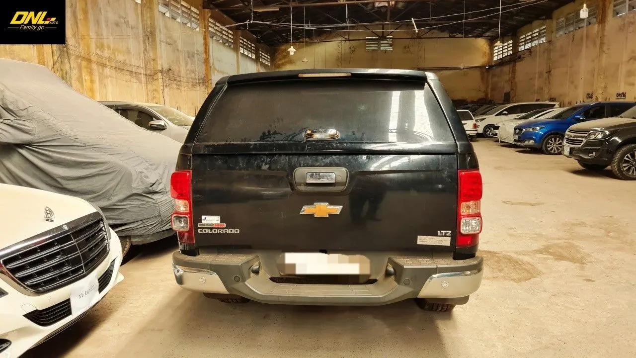 Hình ảnh cận cảnh phía sau của nắp thùng cao xe bán tải màu đen thanh lý, kiểu dáng khí động học