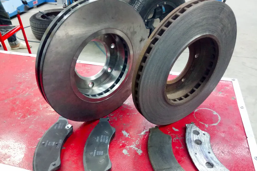 Vệ sinh và tra dầu ắc suốt phanh để tránh má phanh ô tô bị mòn không đều