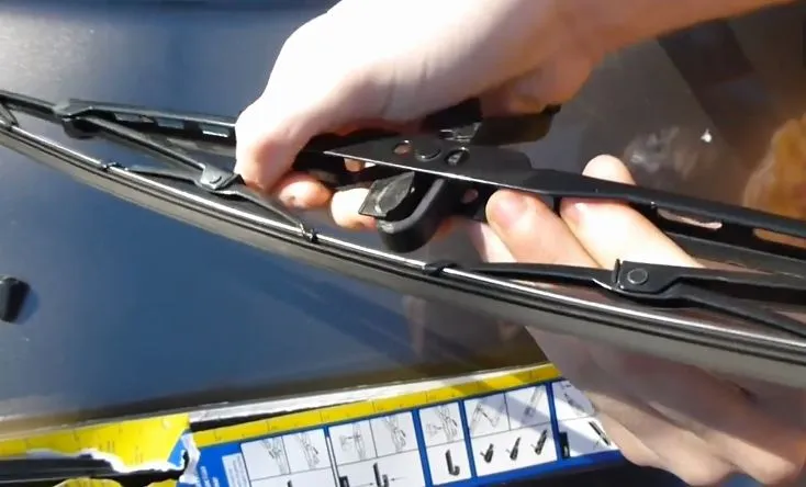 Thao tác tháo lưỡi gạt nước cũ ra khỏi cần gạt chữ J