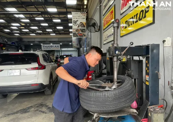 Kỹ thuật viên thay lốp Maxxis tại quận 7