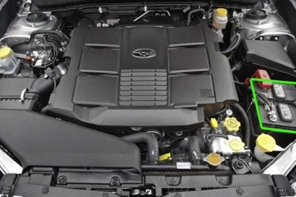 Vị trí ắc quy ô tô thường được đặt trong khoang động cơ, nằm sát bên trong khung xe