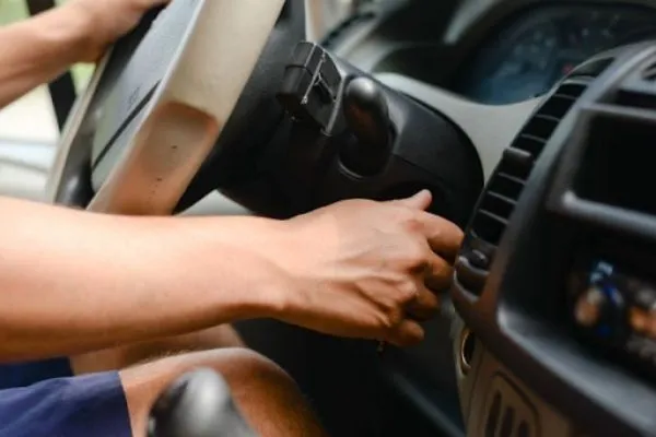 Kiểm tra xe ô tô sau khi thay ắc quy mới để đảm bảo động cơ khởi động và hệ thống điện hoạt động bình thường