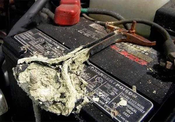 Thay thế bình ắc quy ô tô khi thất hiện tượng phồng rộp, rò rỉ đầu cọc