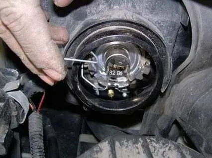 Thao tác tháo đui đèn và giắc cắm điện