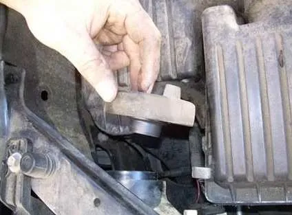 Tháo bóng đèn pha bị cháy