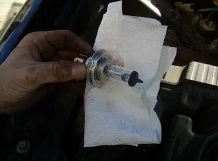 Lắp bóng mới vào phần đui đèn, lưu ý dùng vải sạch lót tay