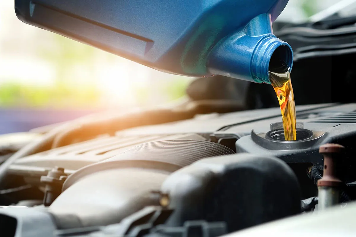 Thay dầu phụ thuộc vào chất lượng, thành phần gốc dầu và quy định về số km được nhà sản xuất dầu động cơ ô tô khuyến cáo
