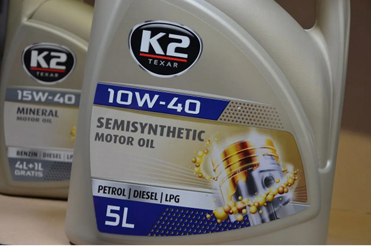 Dầu bán tổng hợp giúp cải thiện độ bôi trơn so với dầu khoáng và kéo dài chu kỳ thay dầu động cơ ô tô