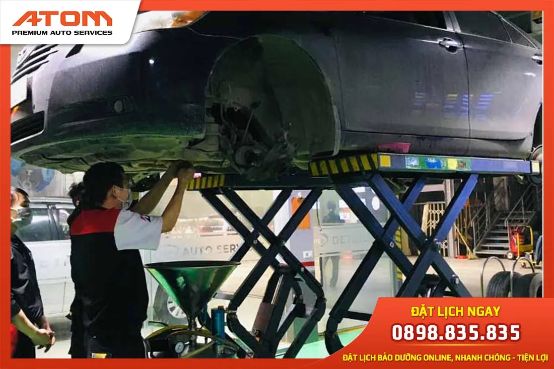 Cho xe lên cầu hoặc sử dụng kích nâng để nâng xe lên tới độ cao thích hợp.