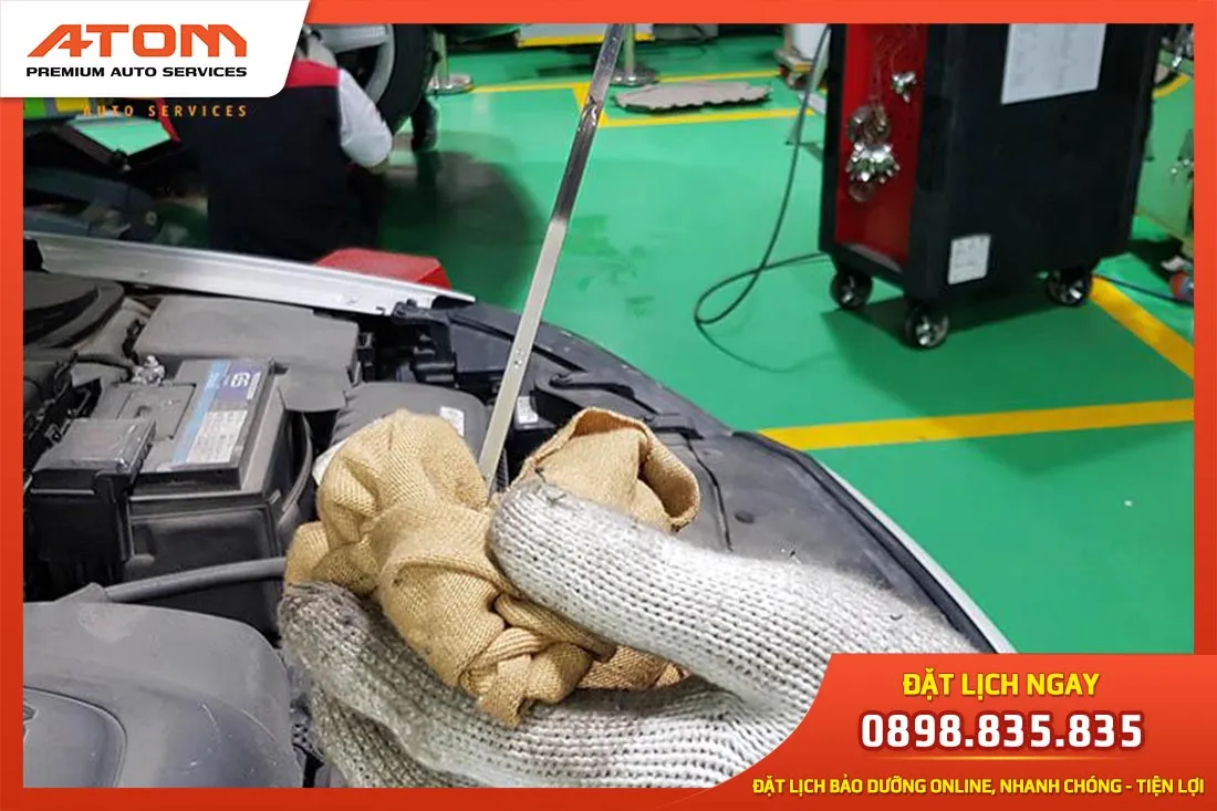 Thự hiện kiểm tra tình trạng của nhớt hộp số