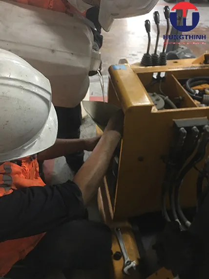 Thay dầu thủy lực cho xe nâng
