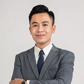 Giáo viên dạy lái xe tận tâm hướng dẫn nữ học viên thực hành kỹ năng lái xe ô tô an toàn