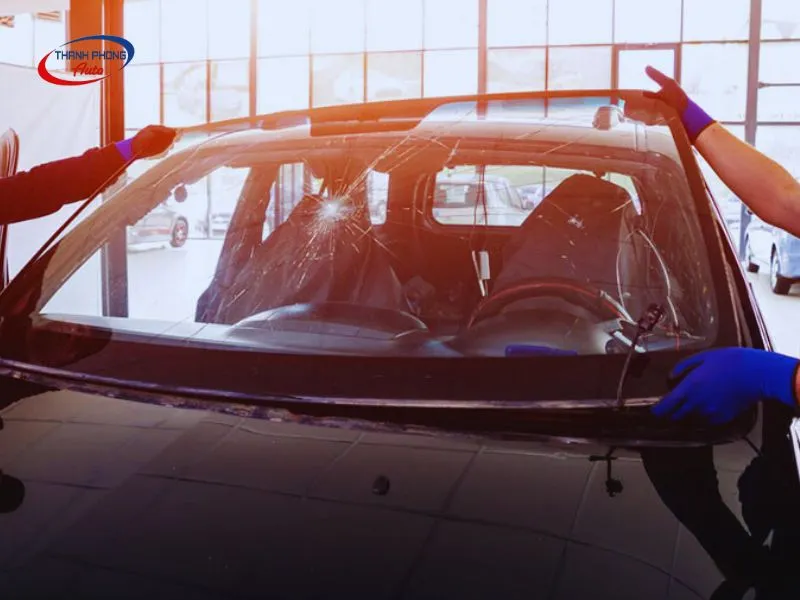 Khi nào cần thay mới kính chắn gió ô tô