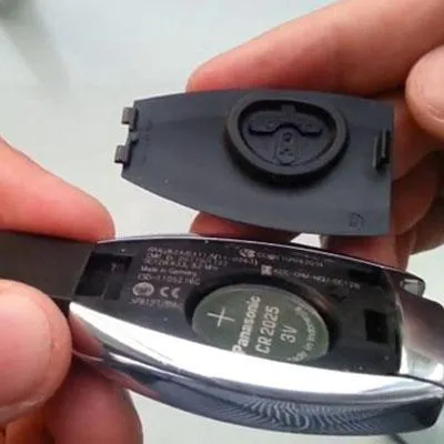thay pin chìa khóa mercedes