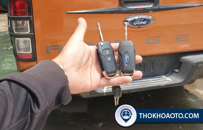 Hình ảnh minh họa cách thay pin chìa khoá ô tô Ford một cách chính xác