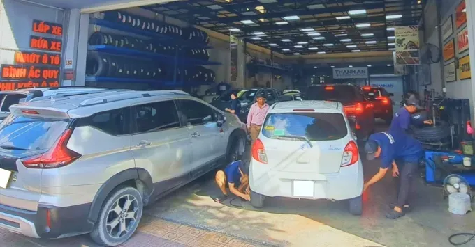 Khách hàng tấp nập đến cửa hàng Thanh An quận 7 thay lốp vào dịp cuối tuần
